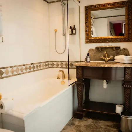 La Royale Hotel