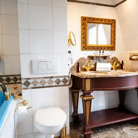 La Royale Hotel
